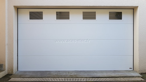 Installation de Portes de garage sectionnelles isolantes à ouverture et fermeture automatique avec hublot double vitrage résistant à l'effraction