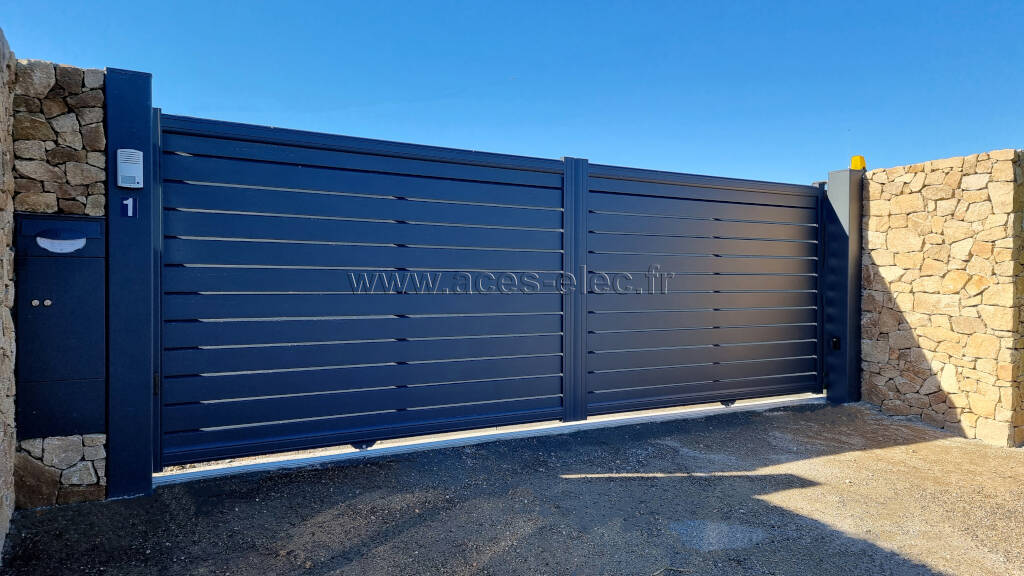Devis Portails coulissants alu sur rail autoportant ou battants de forme droite dans la gamme design moderne au meilleur prix