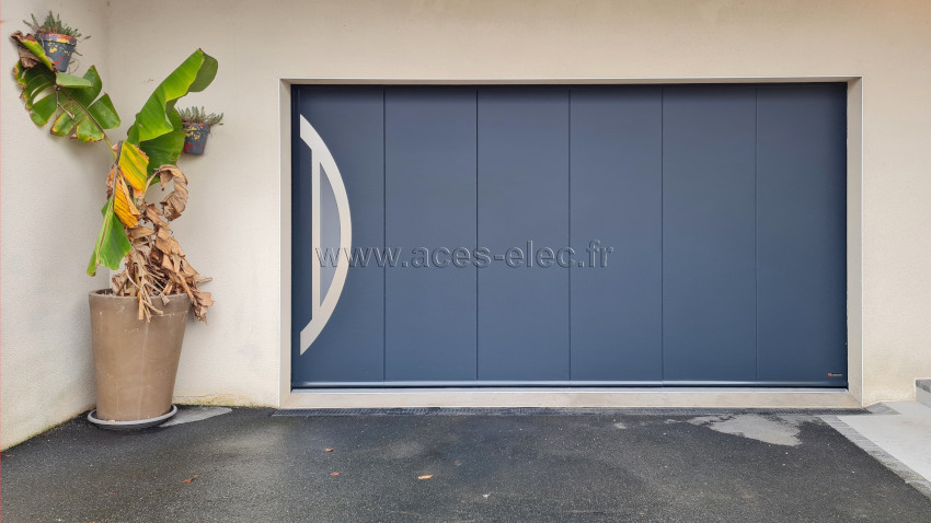 Installation d'une Porte de garage coulissante à ouverture latérale motorisée ou manuelle à motoriser avec rail en aluminium extrudé