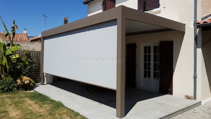 Pergola bioclimatique lisu des temps adossée à la maison