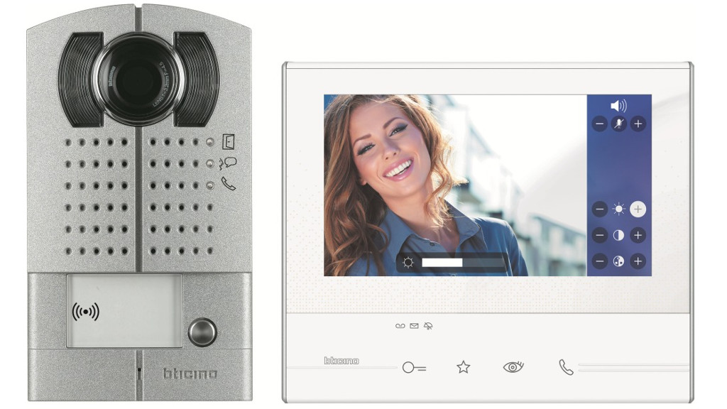 Système d'interphone filaire bus scs : installation de portiers vidéos connectés enregistreur avec mémoire interne et lecteur vigik