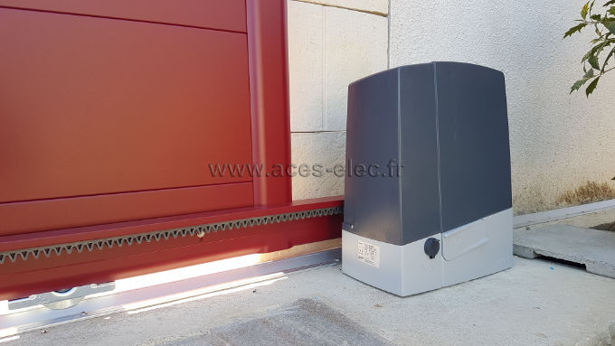 Système de motorisation installée sur un Portail aluminium coulissant