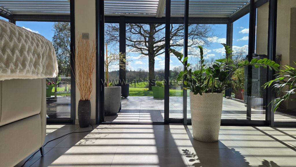 Une pergola bioclimatique laisse entrer le soleil dans la maison juste quand il faut