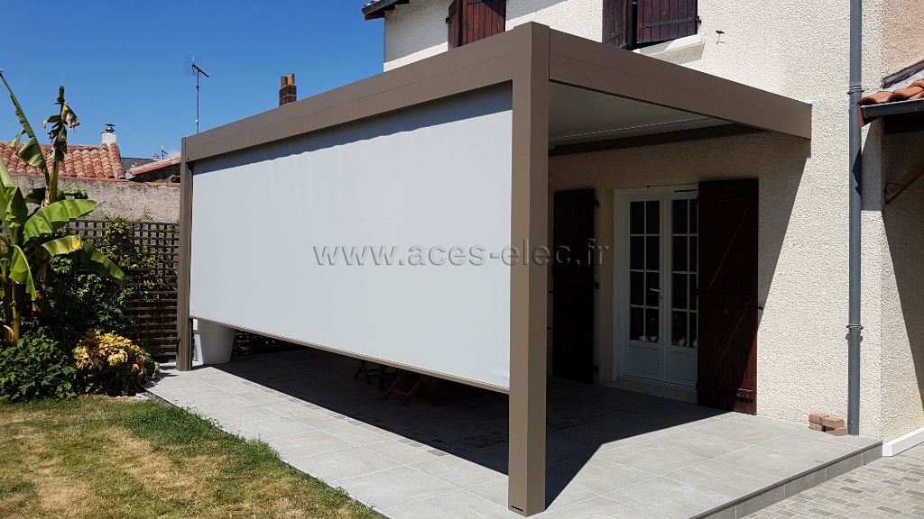Pergola bioclimatique lisu des temps adossée à la maison
