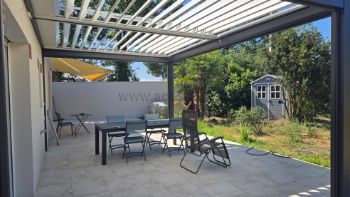 pergola bioclimatique qui reflete la lumiere