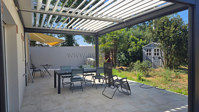 Les lames du toit d'une pergola peut réfléchir la lumière