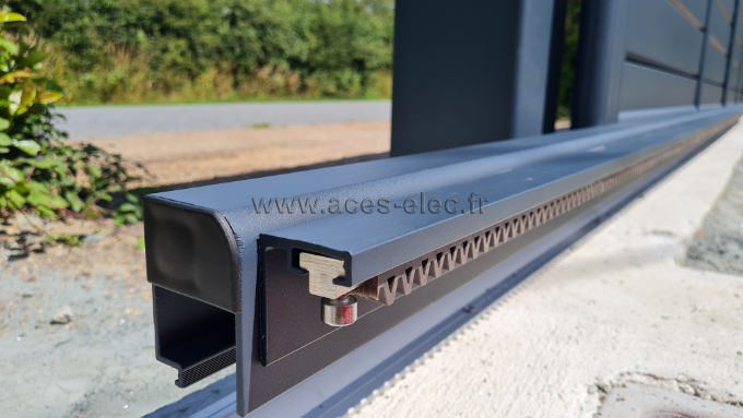 Crémaillère en Nylon sur profil aluminium