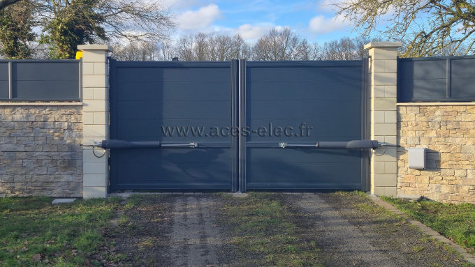 Photo d'un portail battant avec sa motorisation