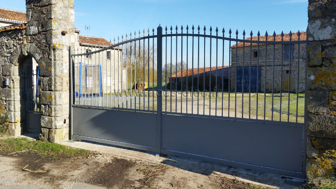 Portail alu sur mesure avec sa motorisation