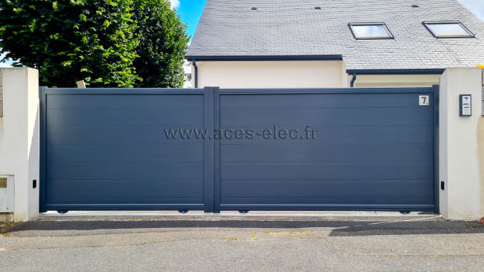 Portail aluminium coulissant motorisé ouvrant au centre