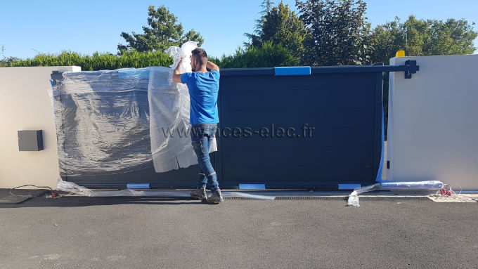 Installation de portail alu coulissant droit robuste