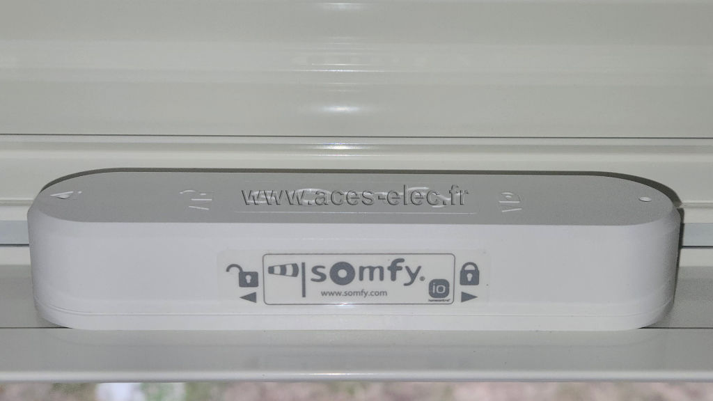 capteur de vent intégré à la barre de charge du store banne