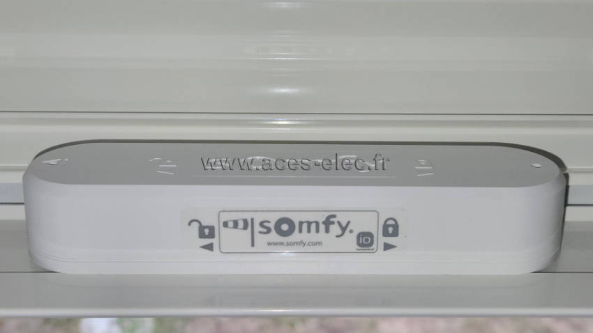 capteur de vent intégré à la barre de charge du store banne