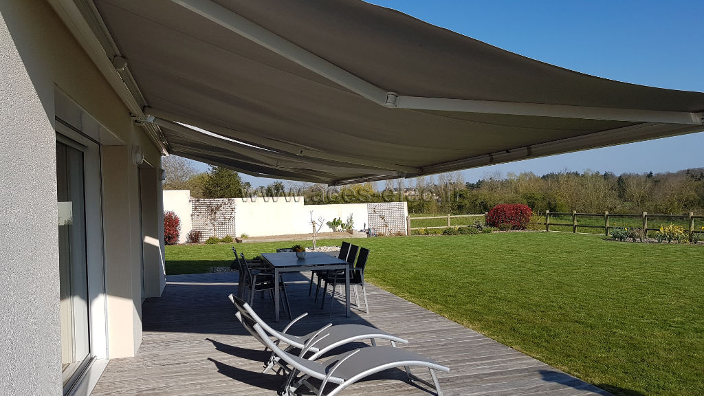 photo de store banne exposé au vent