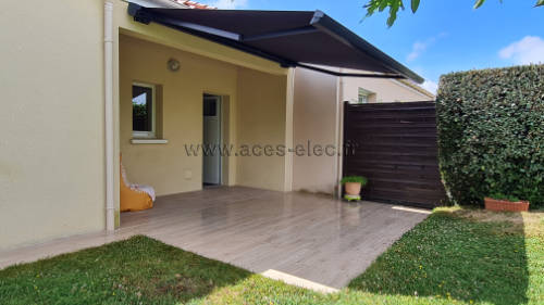 Store banne cassette gris 7016 au Puy saint Bonnet