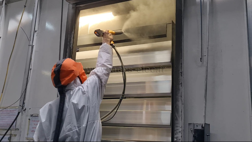 application d'une poudre Thermoplastique sur une pièce métallique.