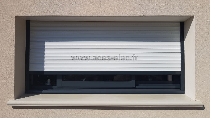 Tablier de volets roulants à fermetures motorisés